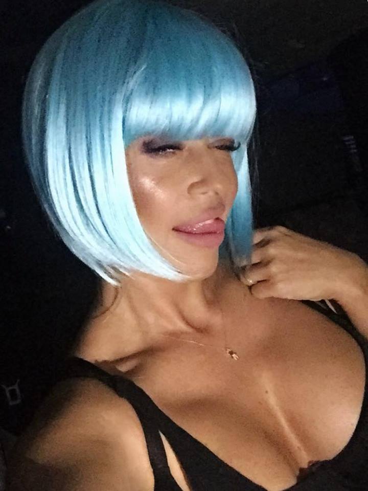 Fanii au apăsat instantaneu butonul de like atunci când au văzut noul look, dar şi decolteul generos