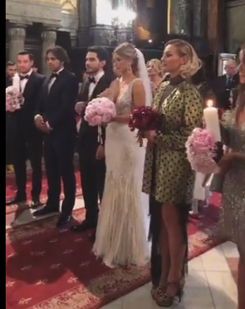 Delia este naşa surorii sale, Oana.