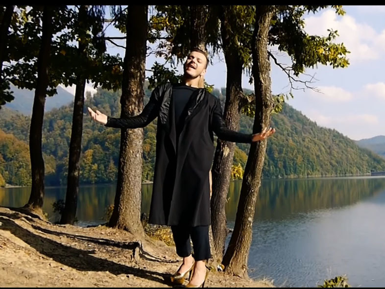 Cântăreţul a folosit o pereche de pantofi cu toc aurii