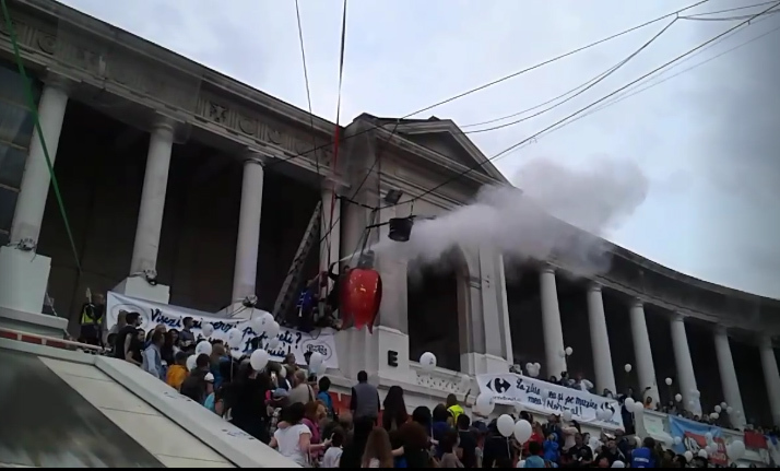 Un aparat de confetti a luat foc la concertul lui Smiley. Focul a fost stins rapid