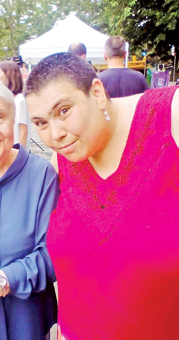 Ioana Tufaru s-a tuns periuţă şi cântăreşte 160 kg.