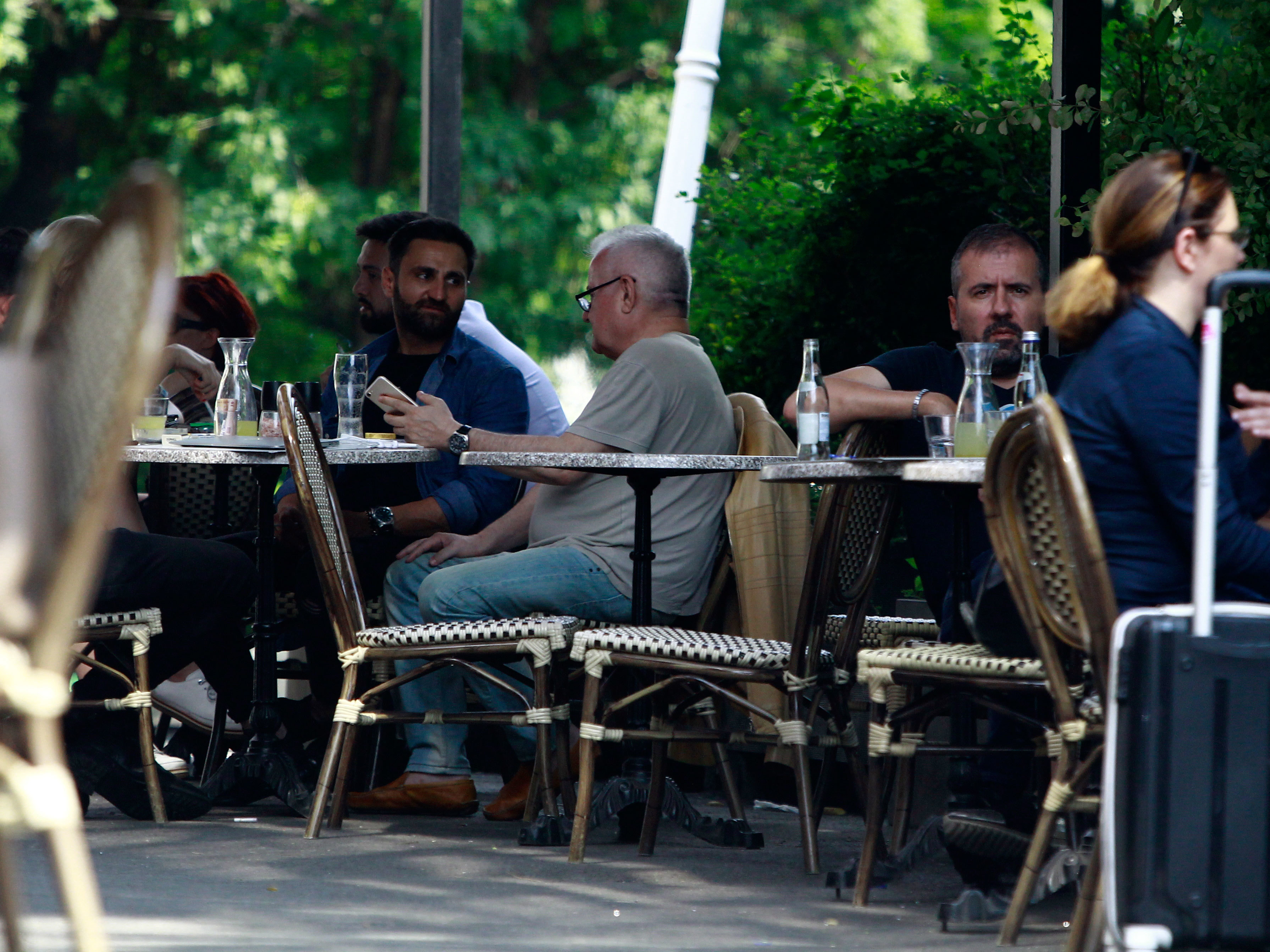 Irinel Columbeanu a ieşit cu prietenii la o terasă