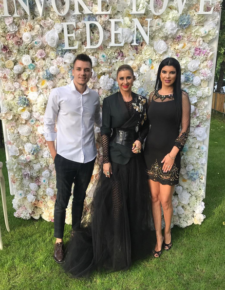 Andreea Tonciu, alături de soţul ei, dar şi de naşa Anamaria Prodan.