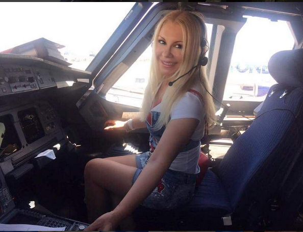 Ludmila s-a pozat în cabina pilotului de avion.