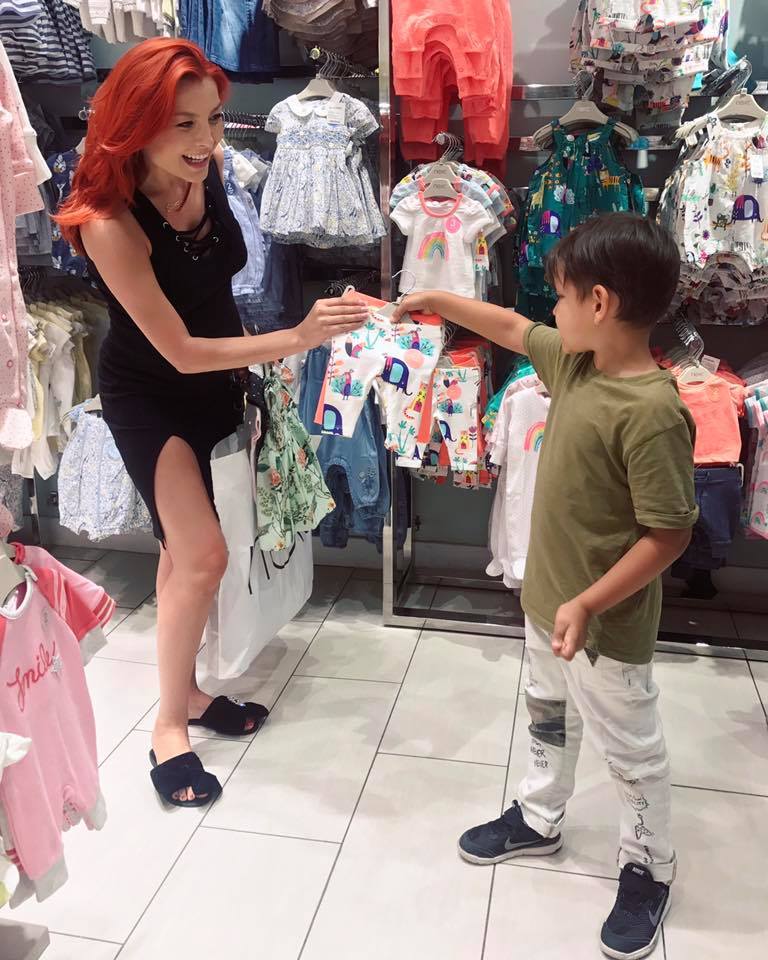 Elena Gheorghe şi fiul ei au ieşit la cumpărături