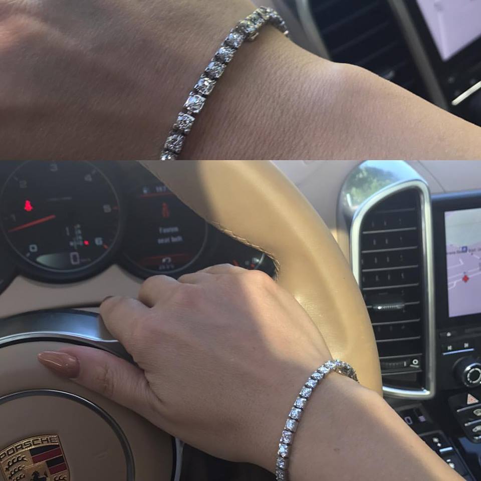 Brigitte a primit cadou o brăţară cu diamante.