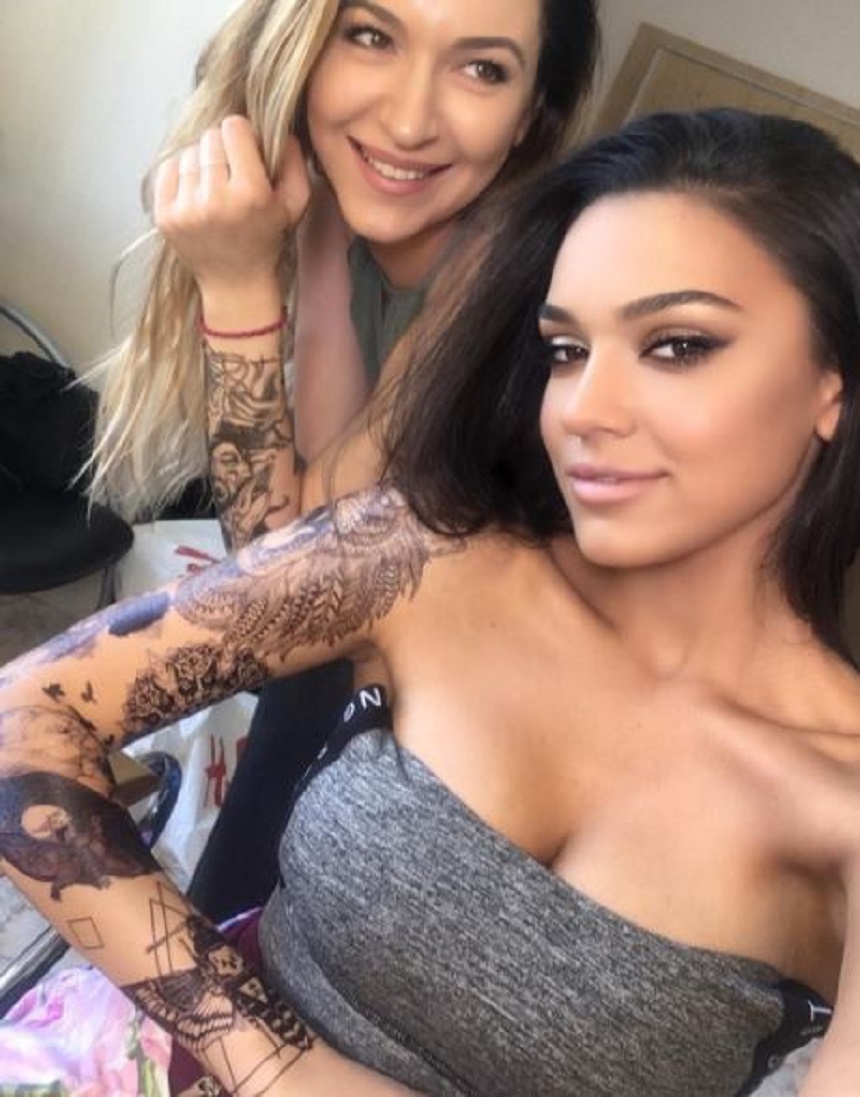 Carmen Minune şi-a umplut mâna dreaptă de tatuaje