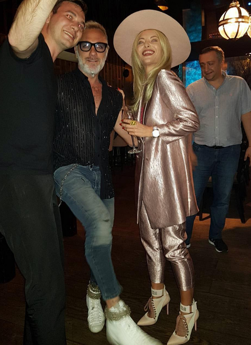 Delia, ţinută de senzaţie la petrecerea la care a participat Gianluca Vacchi