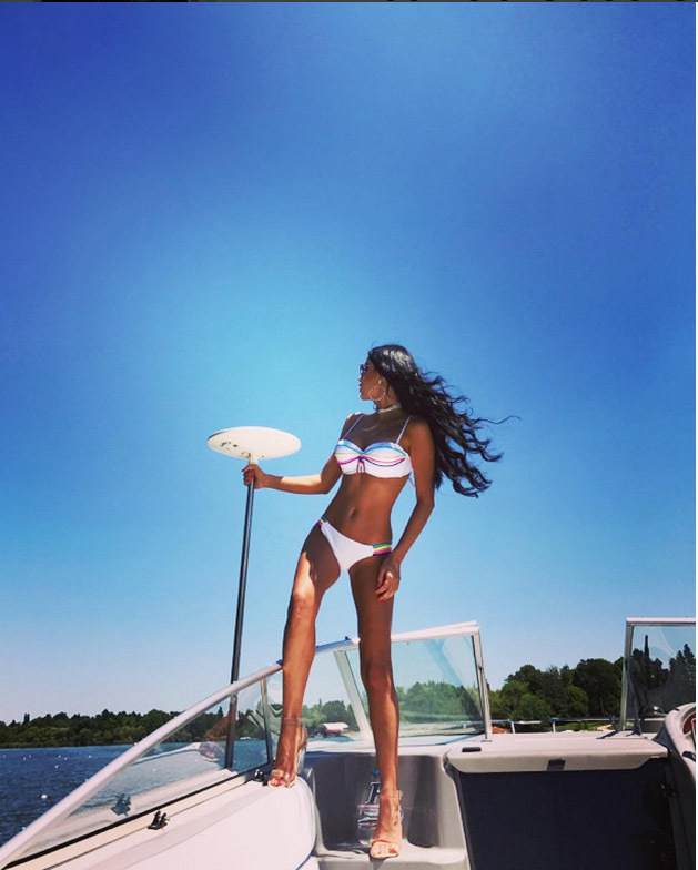 Daniela Crudu s-a pozat în costum de baie