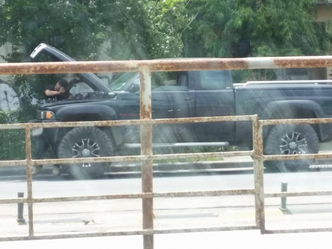 Cheloo îşi repară maşina în mijlocul străzii.