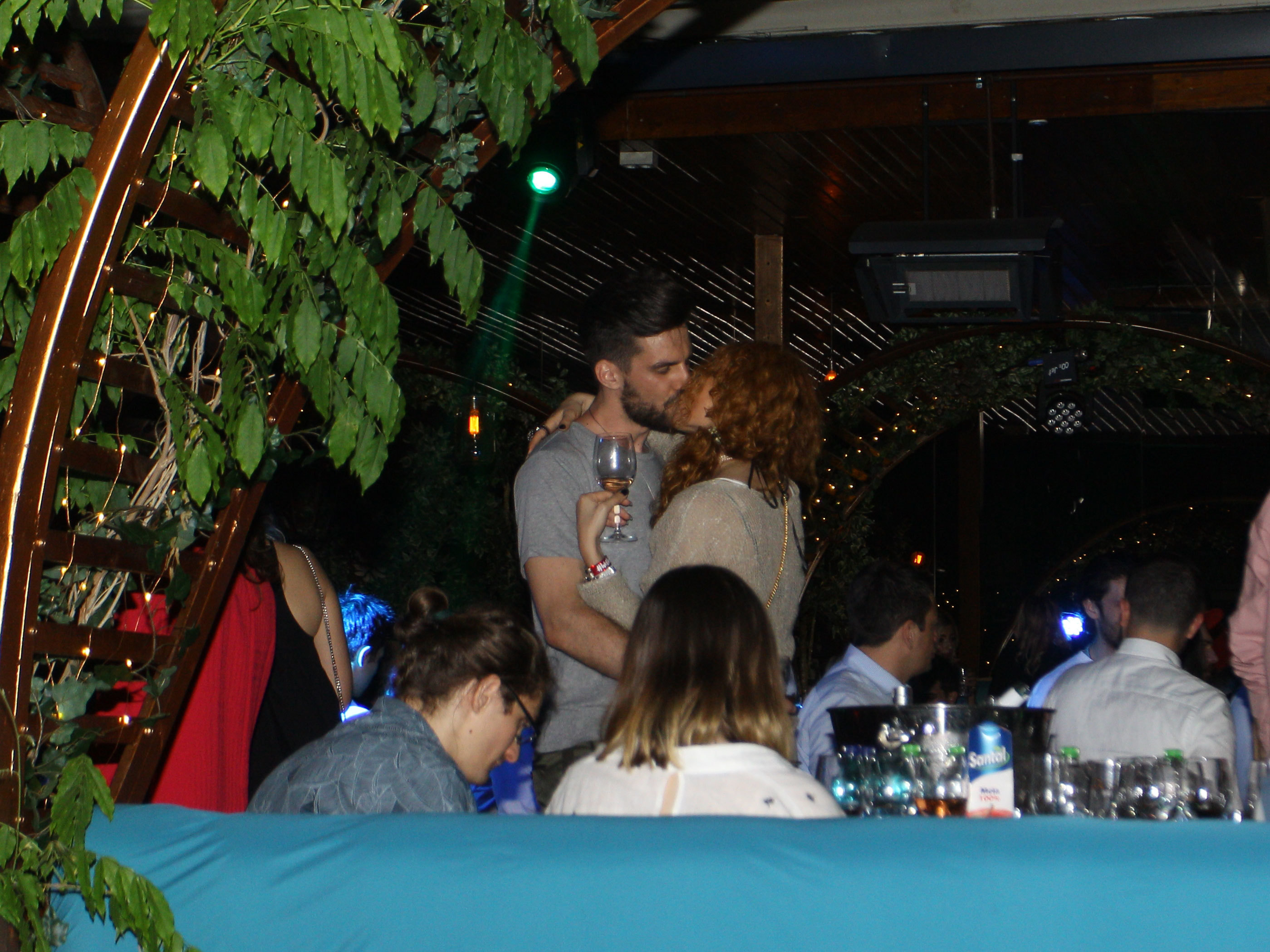 Mama Gaia a primit un sărut parcă fără sfârşit