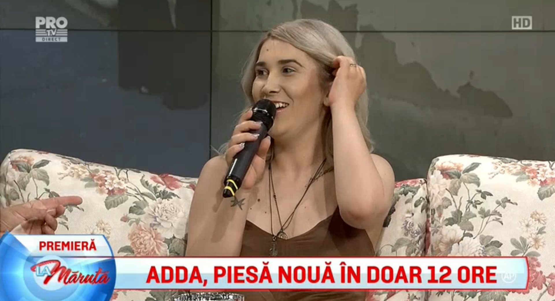 Adda e bine acum. Cântăreaţa a apărut foarte zâmbitoare la show-ul