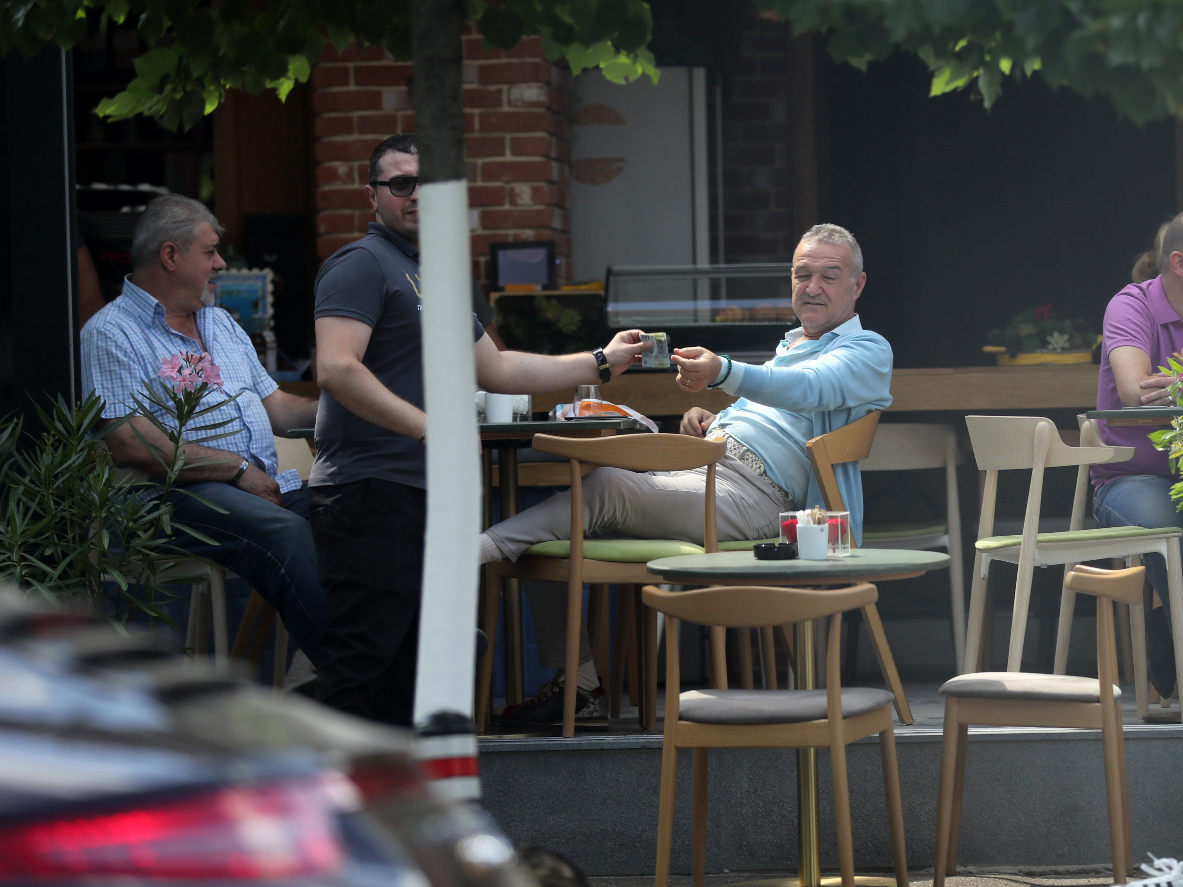 Mai întâi Becali i-a dat banii ospătarului, care i-a înmânat apoi destinatarului