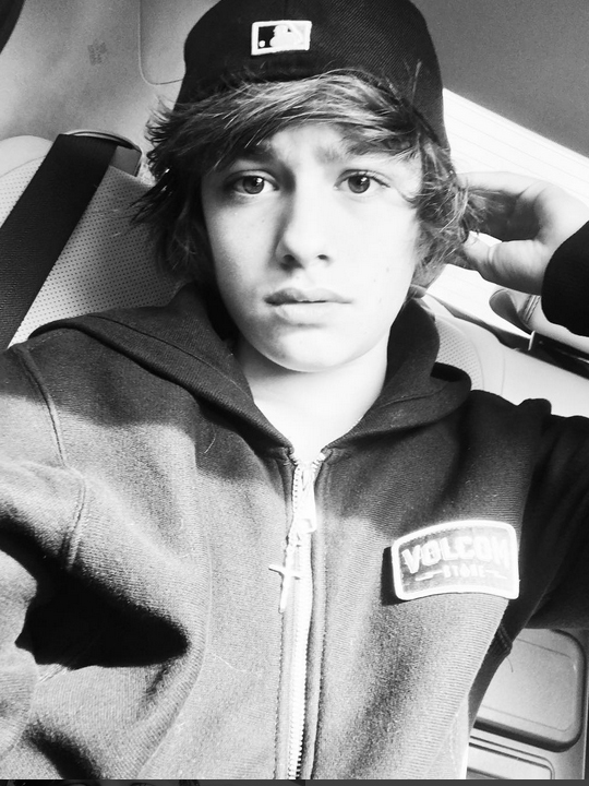 Mario are 14 ani şi este pasionat de baschet.