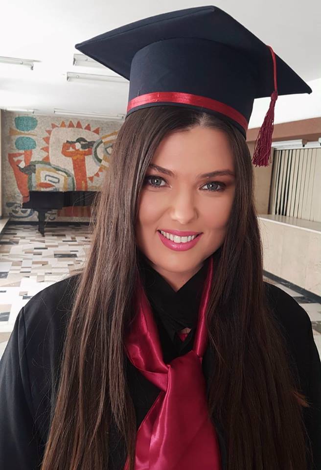 Paula Seling a absolvit Facultatea Naţională de Muzică Bucureşti