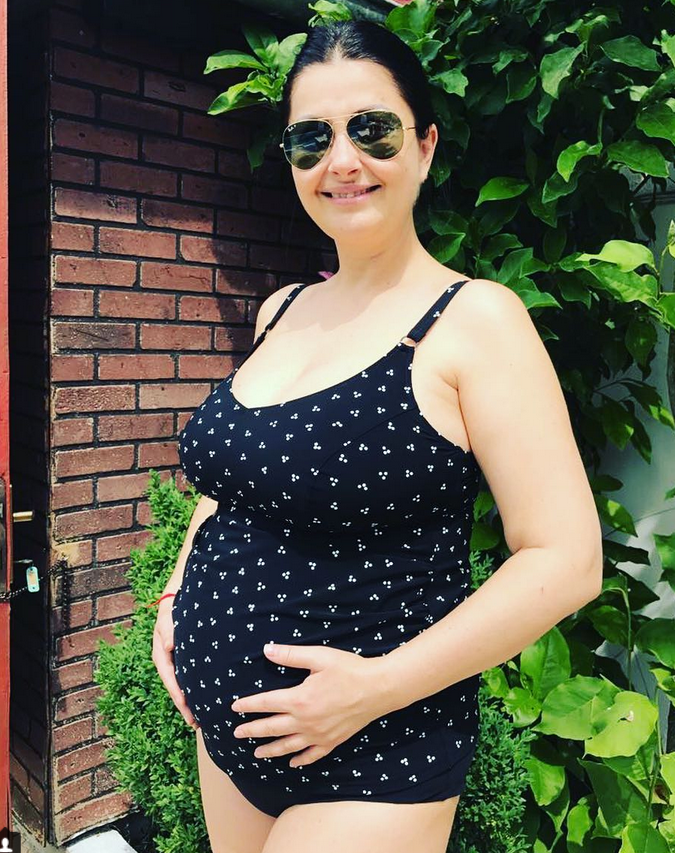 Gabriela Cristea şi-a etalat burta de gravidă în costum de baie