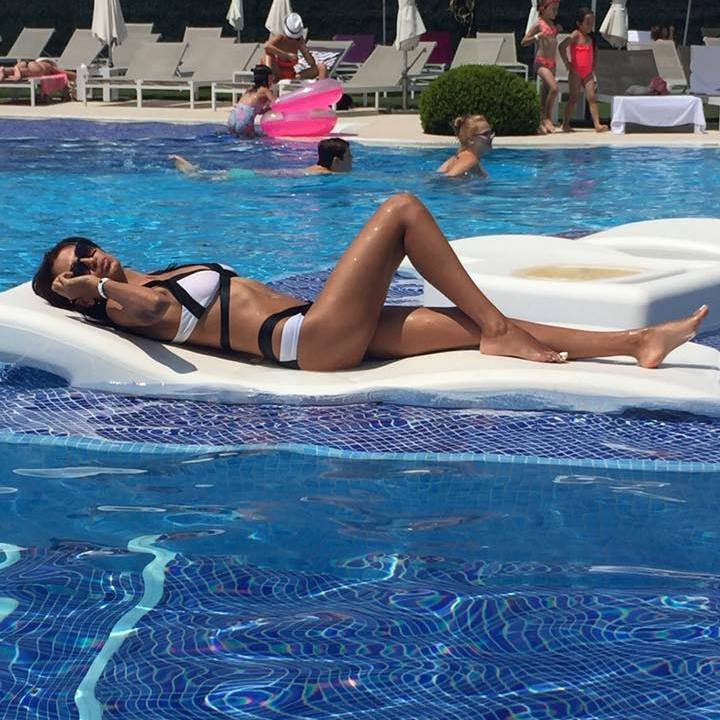 Irina Mitea arată senzaţional în costum de baie, la doar trei luni de zile după ce a devenit mămică