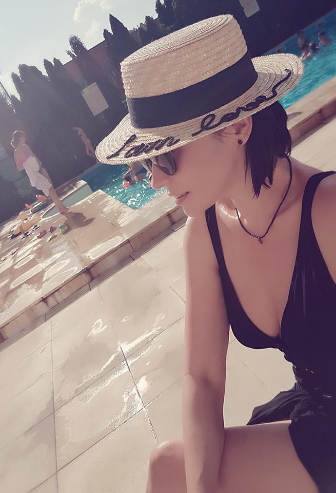 Andreea Marin, apariţie sexy la piscină.