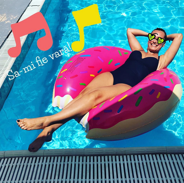 Andreea Esca se relaxează la piscină.