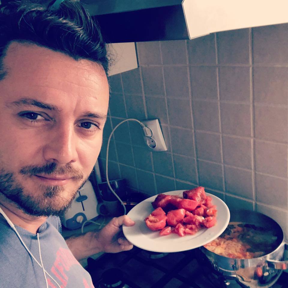 Tavi Clonda are mai mult timp liber acum, aşa că găteşte