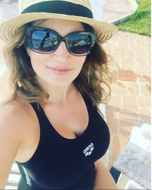 Ioana Ginghină în costum de baie