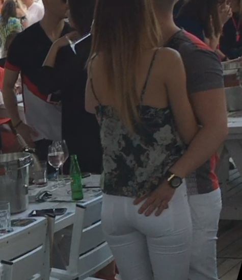 Mihnea îi pipăie posteriorul iubitei sale. La mână are un ceas de 30.000 de euro