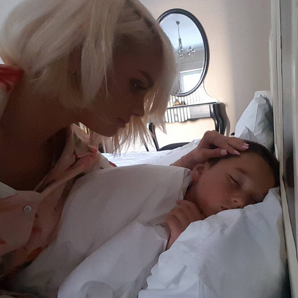 Maria Constantin, în vacanţă cu fiul ei.