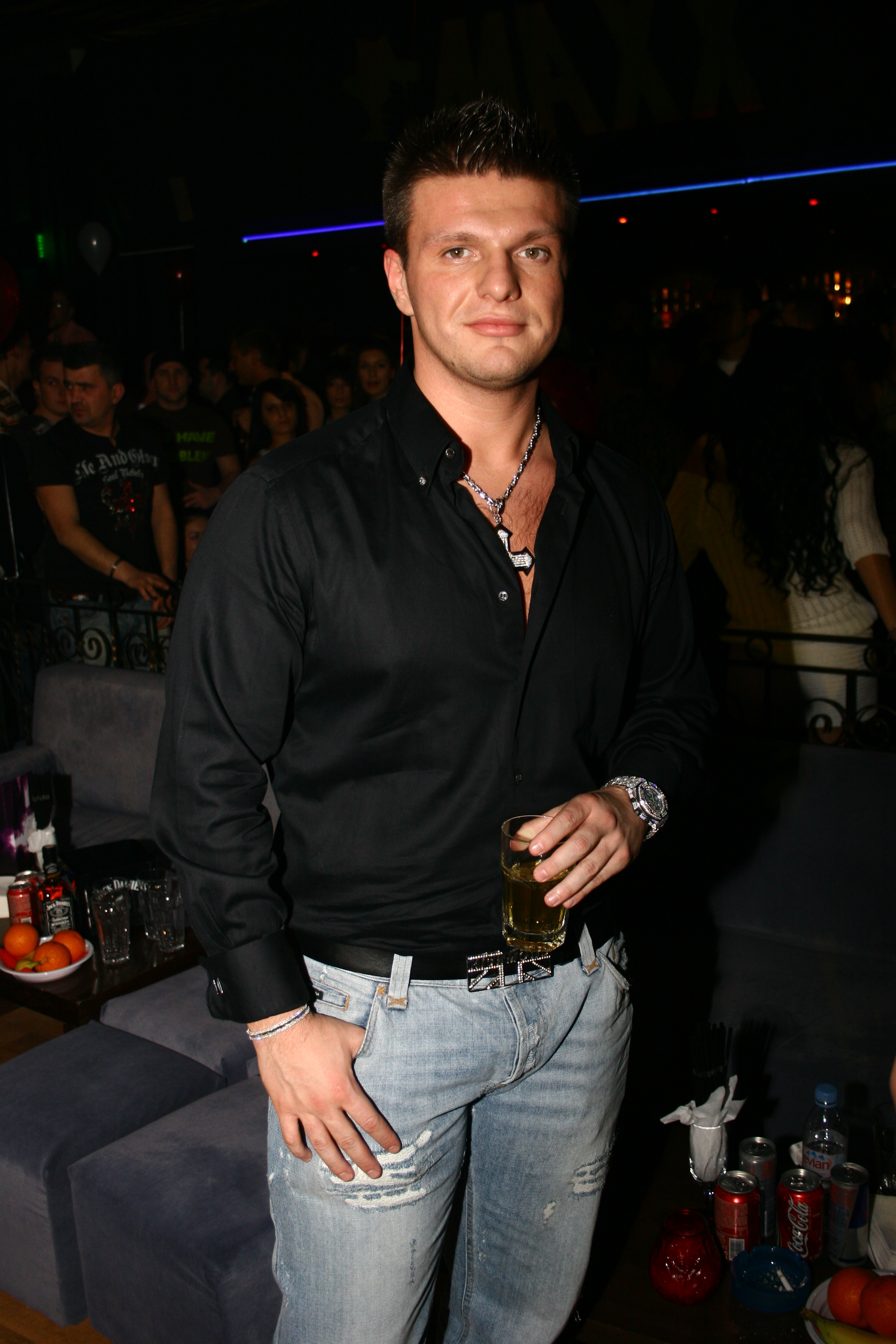 De fiecare dată când îşi făcea apariţia în vremurile lui bune, Claudiu Pătraşcu purta cămăşi cumpărate de la acelaşi brand pe care îl preferă şi în prezent