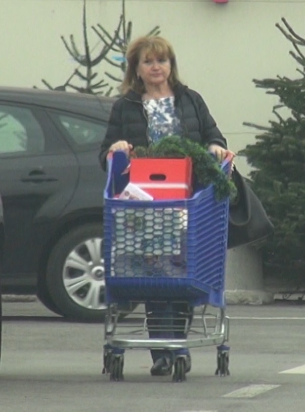 Anul trecut, Maria Băsescu a fost surprinsă într-o ipostază asemănătoare, părând că nu se simte deloc confortabil atunci când atrage atenţia