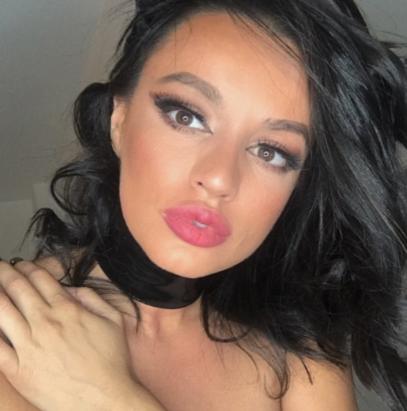 Claudia şi-a pus gene false foarte lungi.