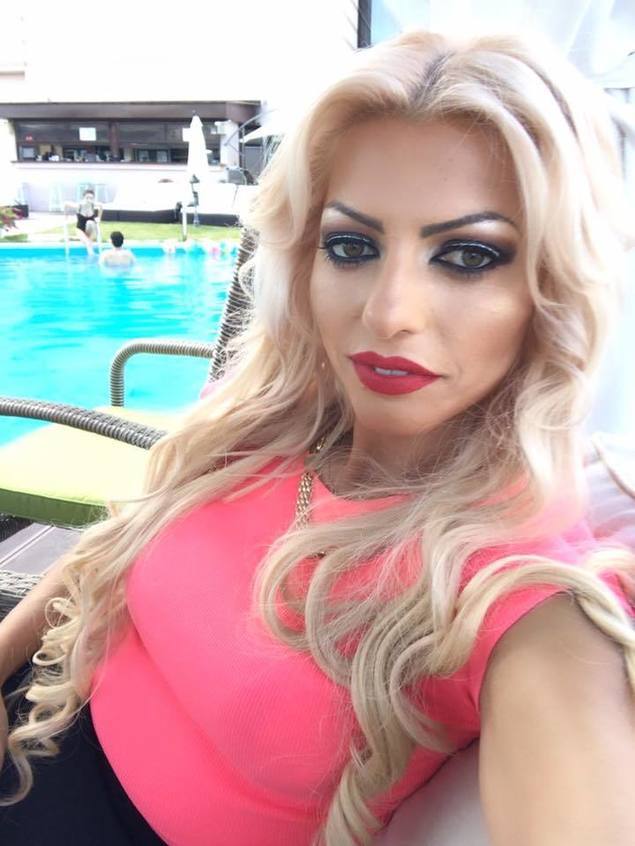 Nicoleta Guţă a filmat un clip la piscină.