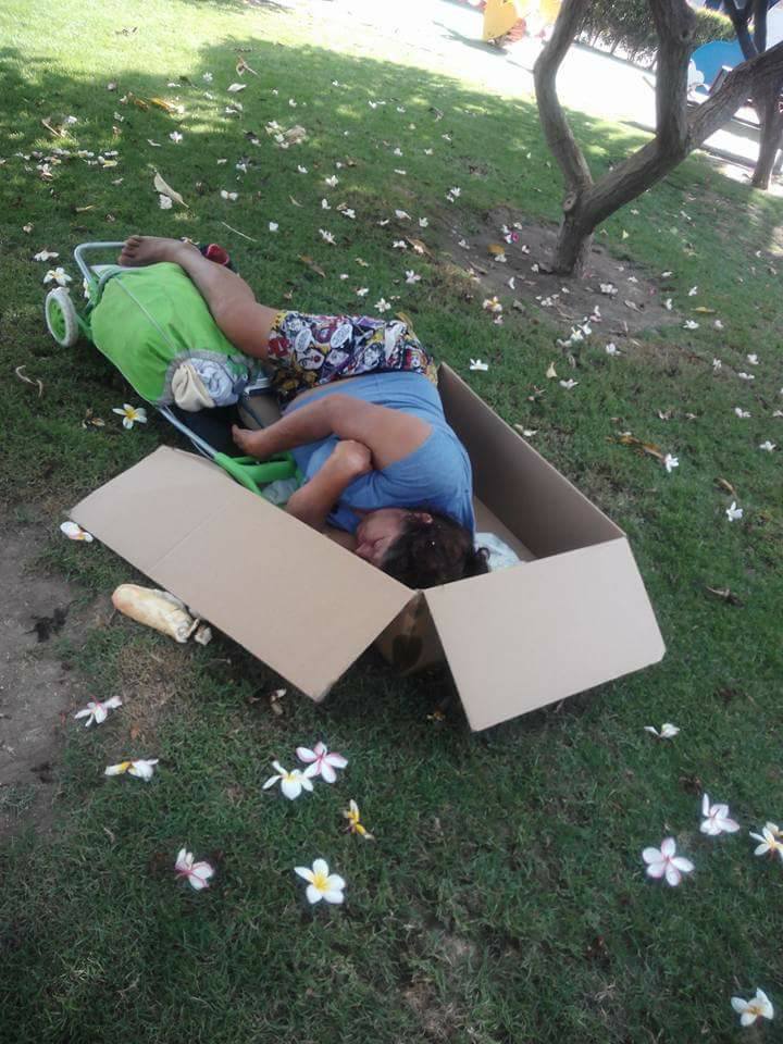 Fotografia cu femeia care doarme într-un parc din Spania, despre care s-a spus că ar fi Nikita