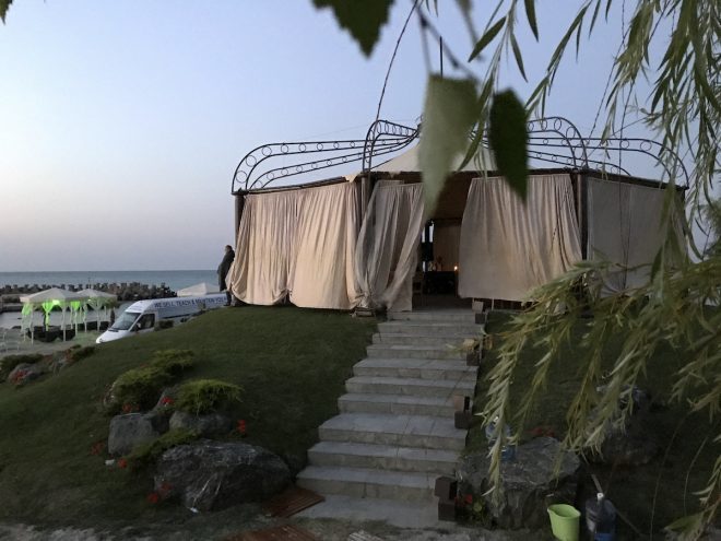 Petrecerea a avut loc la cortul amplasat pe plajă