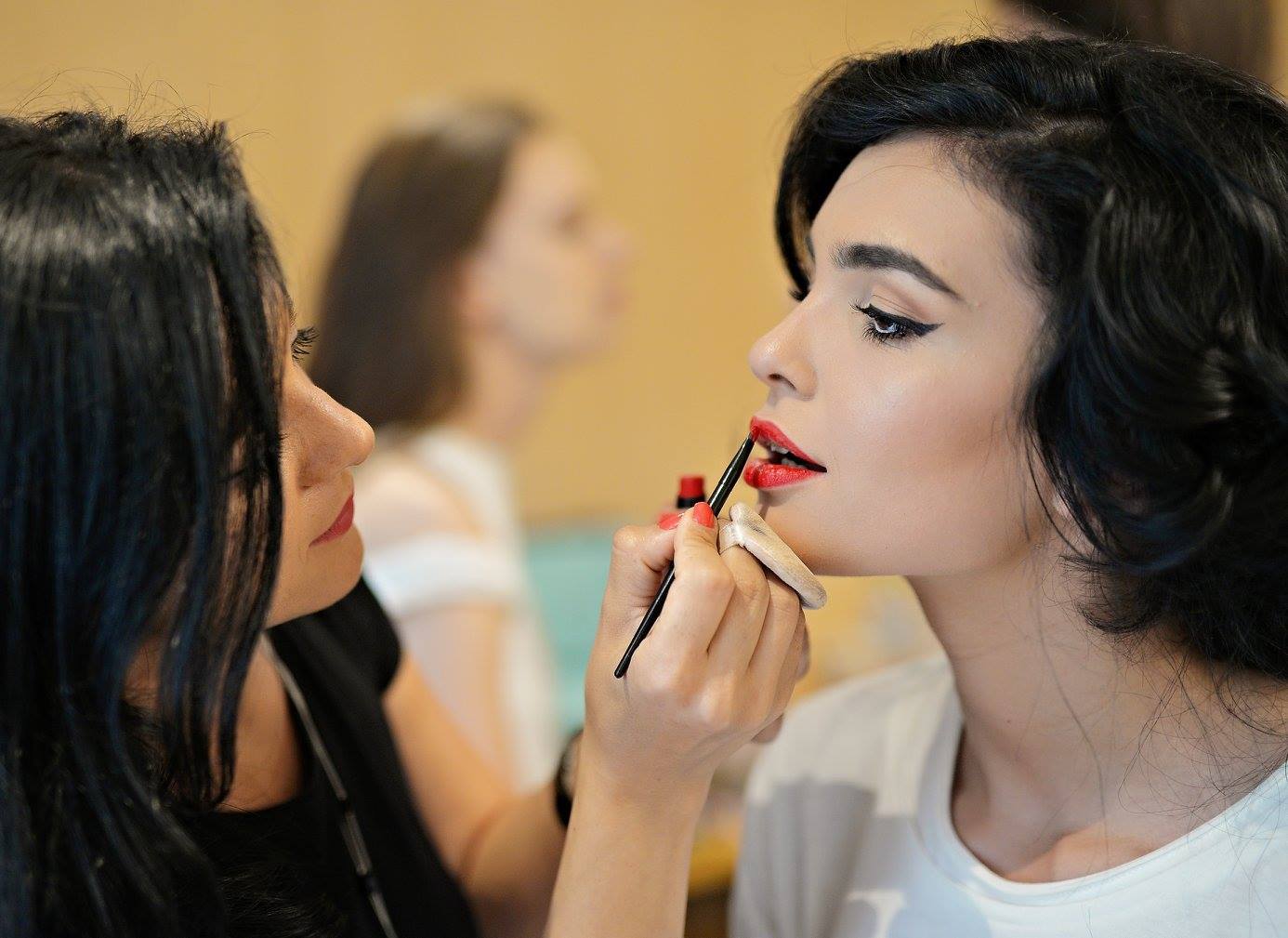 Tânăra este acuzată că a comandat o şedinţă foto profesională pe care nu a mai plătit-o