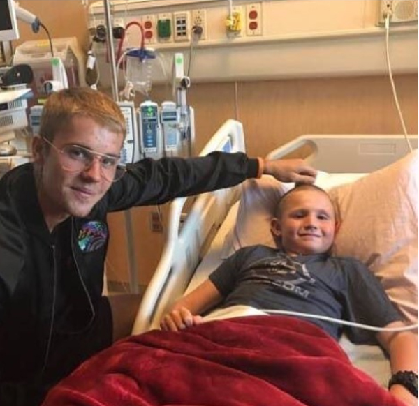 Justin Bieber, în vizită la copii bolnavi.