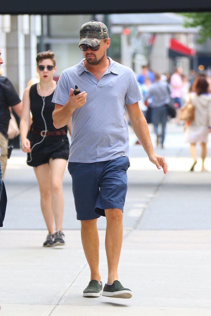 Leonardo Dicaprio poartă un dispozitiv circular pe piept.