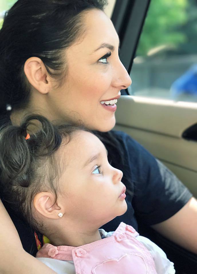 Eva, fiica Andrei, îşi serbează ziua de naştere.