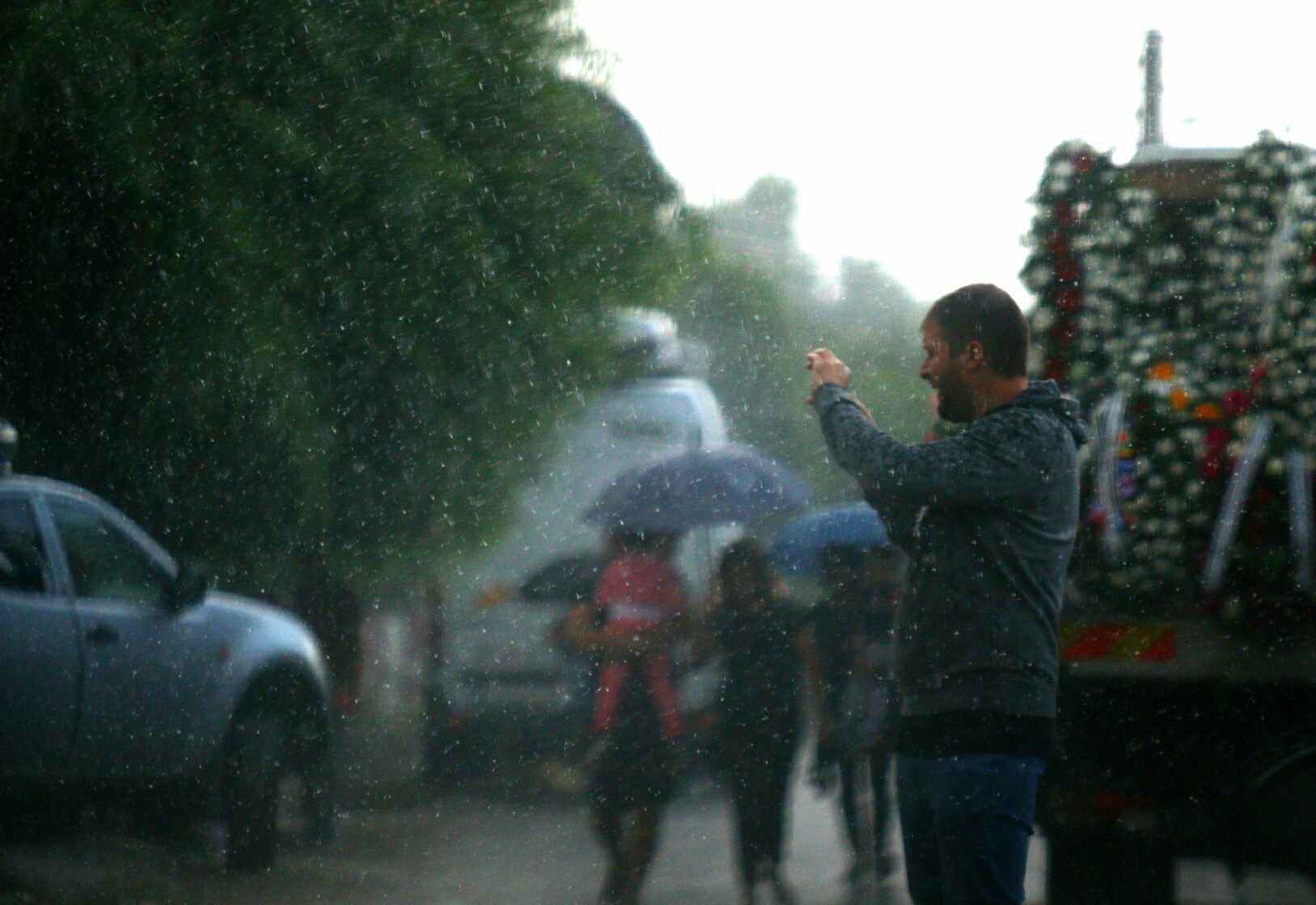 La Ştefăneşti a început să plouă torenţial