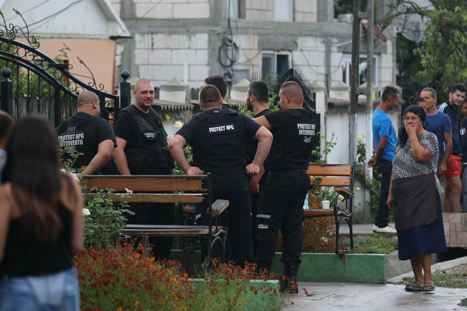 Şase bodyguarzi protejează intrarea în casa în care se află sicriul cu trupul neînsufleţit al Denisei