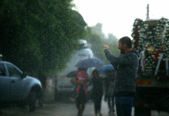 Ploaia a început în Ştefăneşti înainte de înmormântare