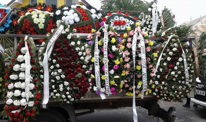 O maşină plină cu flori a însoţit-o pe Denisa de la Bucureşti la Ştefăneşti