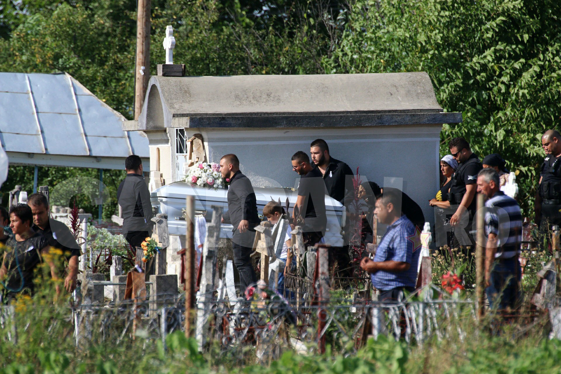 Sicriul a fost cărat pe braţe până la groapă