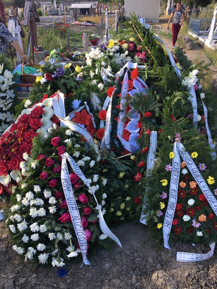 Mormântul s-a dovedit neîncăpător pentru zeci de coroane de flori