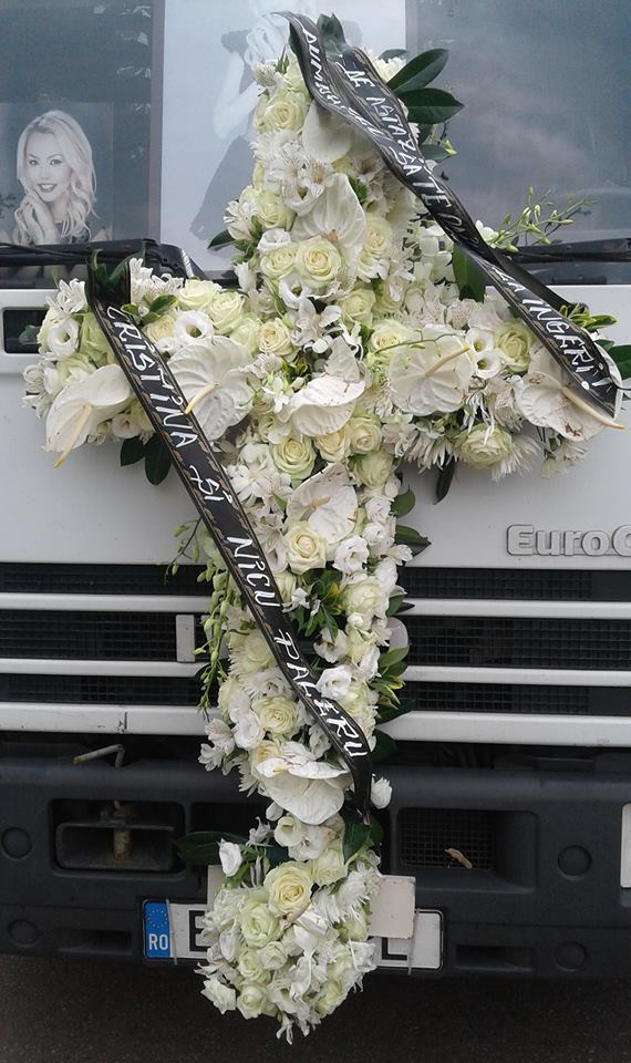 Nicu Paleru şi soţia sa, Cristina, i-au adus Denisei o cruce din flori.