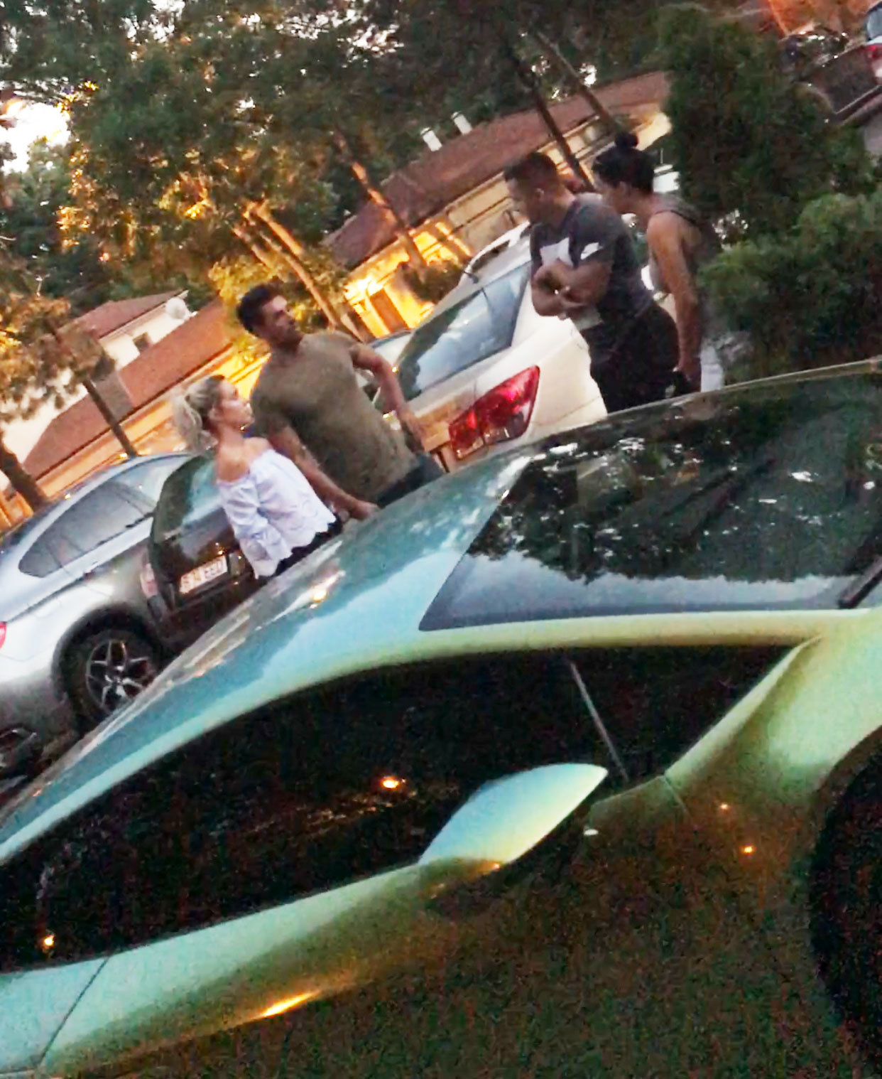 Zed şi-a scos noua iubită la cină, apoi a socializat cu nişte prieteni