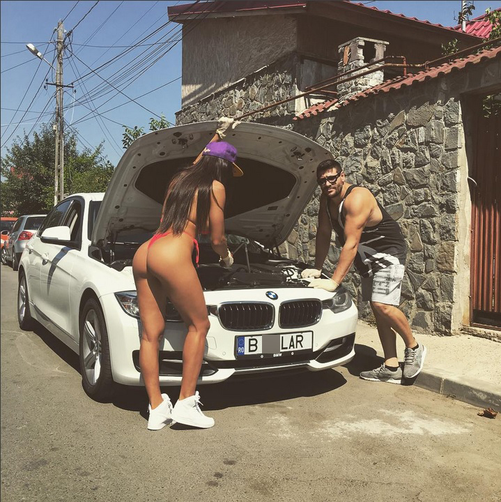 Aşa a coborât Larisa din maşina proprie, spre bucuria şoferilor şi a pietonilor din zonă