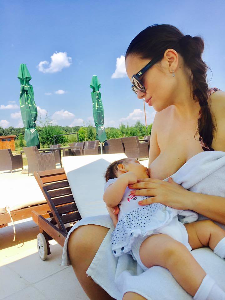 Cristina Şişcanu îşi alăptează fetiţa.