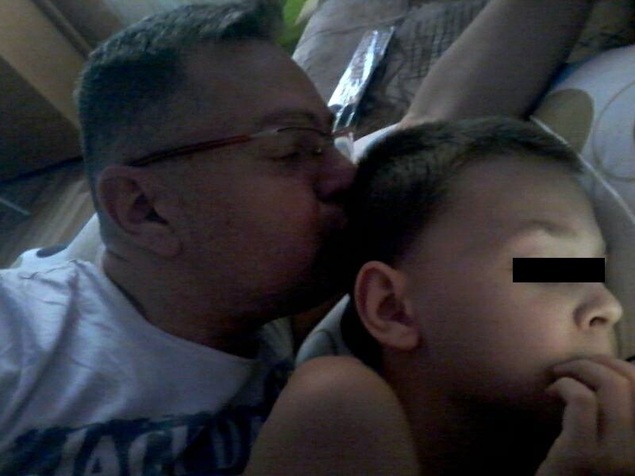 Gabriel suferă de dorul fiului său