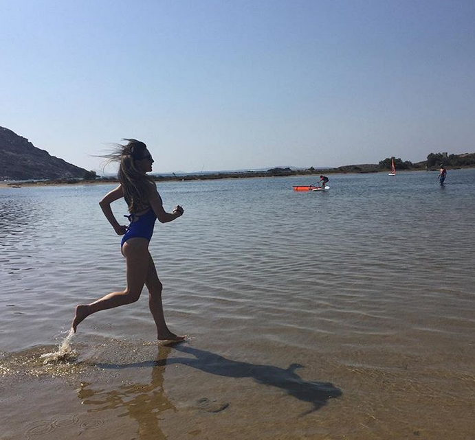 Adela Popescu, la proba costumului de baie după ce a devenit mămică