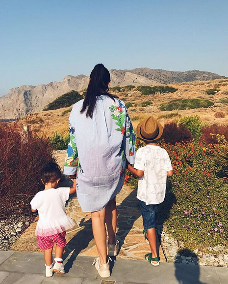 Andra, împreună cu cei doi copii